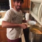 Cocinando locro de agradecimiento, lo mínimo que podíamos hacer...