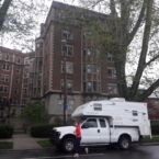 Donde dormimos en Cambridge a las afueras de Boston. Atrás del Camper, edificios residenciales para alumnos