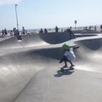 Venice Beach. Skate park. Niño de no más de 7 años.