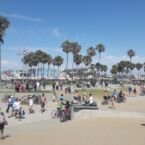 Venice Beach. Bicis, rollers, skaters, arte callejero, musica. Todo junto.