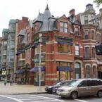 Avenida llena de tiendas y restos.