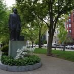 Estatua de Sarmiento. Nos enteramos que estuvo un par de veces de visita en la ciudad. ´Tomando notas de métodos de educación de aquí.