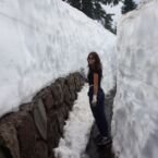 camino abierto entre la nieve para llegar a un mirador