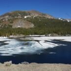 Tioga Pass. Lago semi congelado en la entrada de Yosemite