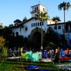 Picnic con peli de James Bond en el patio de la intendencia