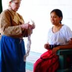 La mujer de la derecha super bonita! Ambas tejiendo a la antigua