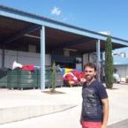 Lavadero de ropa de Gus que hace de fachada de su laboratorio de drogas subterráneo — with Martin Rocha in Alburquerque.