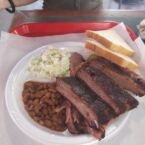 Brisket y Costillas de cerdo, porotos,  y ensalada de repollo.