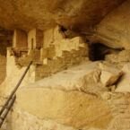 Estas cuevas hicieron de refugio por muchos años a esta comunidad indígena llamada "Pueblo" — at Mesa Verde National Park.
