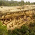 Una vista panorámica de estas mini ciudades a pie del acantilado. — at Mesa Verde National Park.