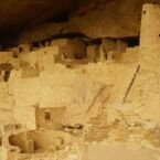 Al fondo a la izquierda, se piensa que estaba la casa del jefe. — at Mesa Verde National Park.