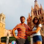 Con la catedral de fondo.