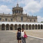 Estela y Rocío, junto al imponente Hogar Cabañas, ex orfanato y actual museo