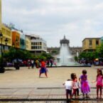 Frente al orfanato, continua una paseo que te lleva a la catedral