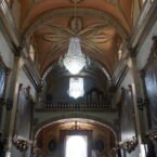 Peculiar iglesia.