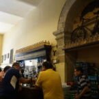 No faltó una cervecita en el bar más antiguo de la ciudad