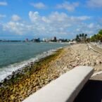 Playa al lado del malecón.