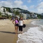 Luli con Estela, su mama, disfrutando de la playa.