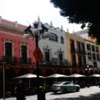 Calle bordeando el zócalo. Arquitectura con influencia árabe.