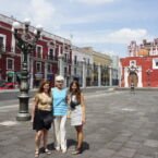 Con Luma, nuestra querida tía en Puebla.Templo de Santo Domingo de fondo.
