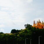La iglesia arriba de la pirámide tolteca.