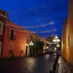 De noche la ciudad esta muy bien iluminada