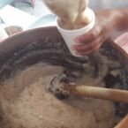 Bebida a base de cacao y maíz. Lo baten tanto que queda como una espuma
