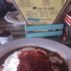 Chilaquiles, totopos bañados con mucha salsa, crema y queso. Opcional carne. Típico desayuno