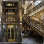 Interior del edificio de correo