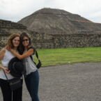 Madre e hija, muy emocionadas por las ruinas!