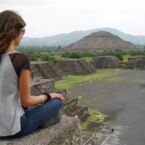 La piramide de la Luna sigue la silueta del cerro del fondo