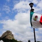 El monolito y la bandera mexicana