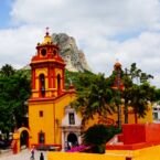 La iglesia con el monolito detrás