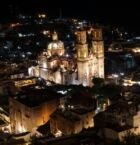 Perdiéndonos entre sus calles llegamos a este mirador nocturno. Muy linda ciudad!