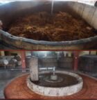 La fibra se muele a caballo y luego se cocina quedando color caramelo.
