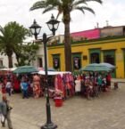 Oferta callejera de atuendos típicos.