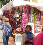 Feria artesanal en San Cristobal. La mirada de esta chica es impresionante