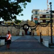 Puerta del Mar de la ciudad amurallada. Protección contra piratas.