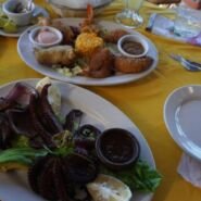 Pulpo a las brasas y camarones empanizados con coco.