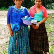 Las chicas vendían chocolate en el camino