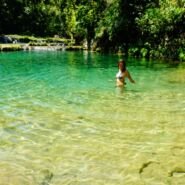 Luli chapoteando en las pozas
