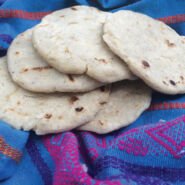 Las tortillas de maíz son mas gruesas en Guate.