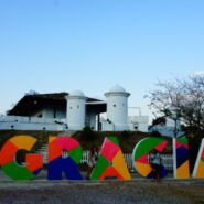 El cartel de esta particular ciudad