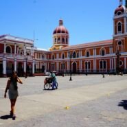 Luli caminando junto a la catedral de Granada
