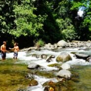Martín e Ivan, festejando que no hay turistas en este río