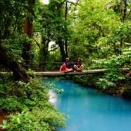 Cruzando el río en búsqueda del comienzo del color.