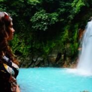 Luli admirando la cascada de Rio Celeste
