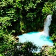 Por Fin llegamos a la cascada de impresionante lago celeste