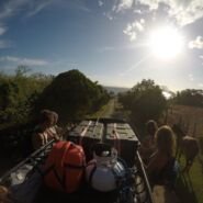 Martin y Geneva, en la parte de atrás de la camioneta. Con el camper no nos recomendaban hacer la primera parte!