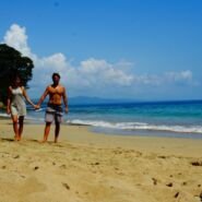 Caminando a por la playa más linda de Costa Rica
